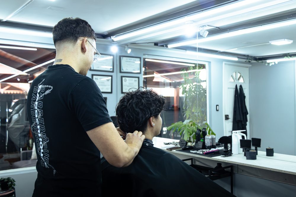Barbero atendiendo en el estudio