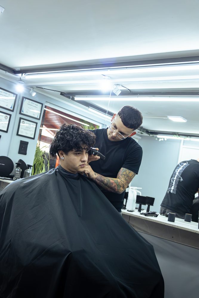 Cliente con corte terminado en el sillón