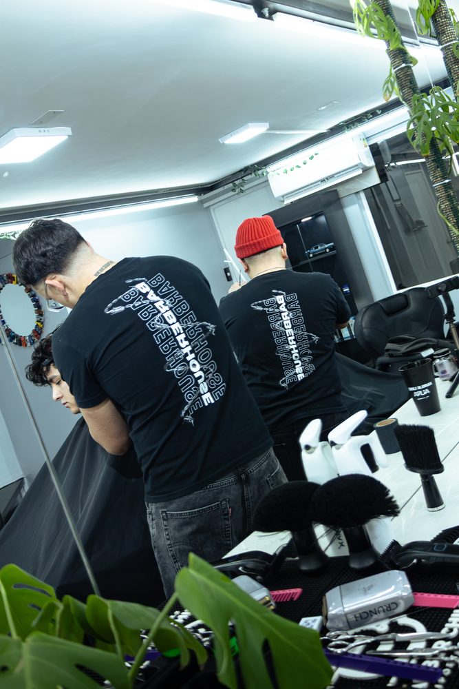 Barbero trabajando en el estudio