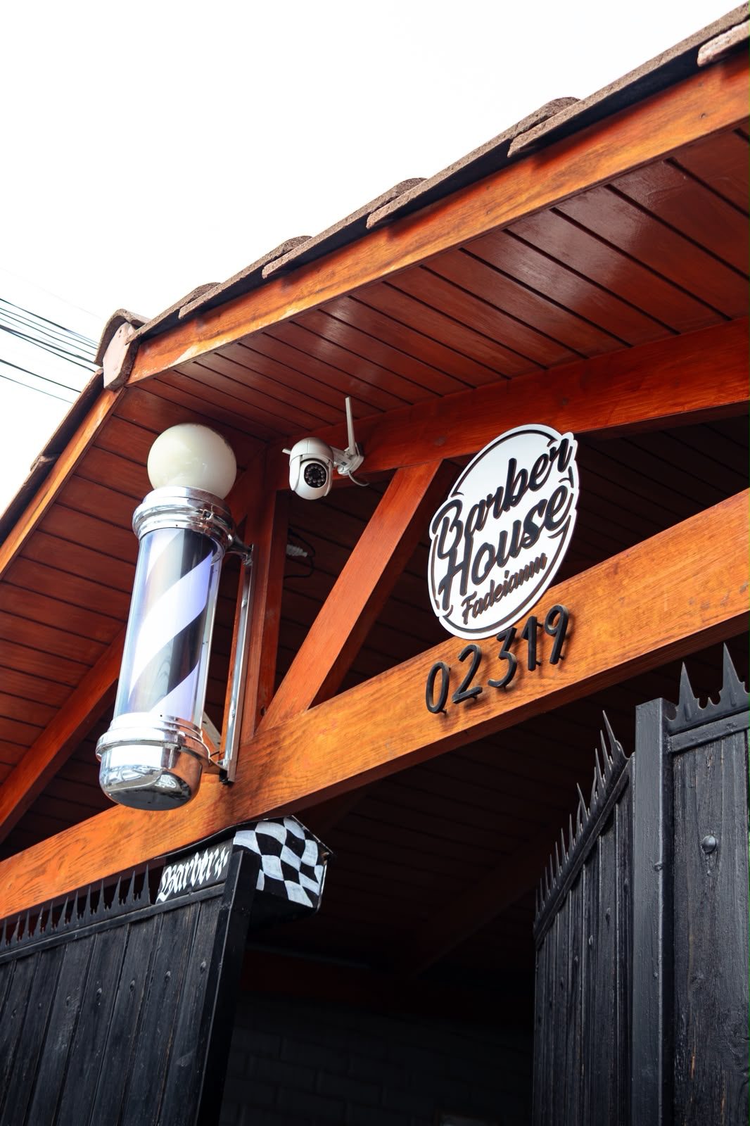 Fachada de Barberhouse con barber pole, Coirón 02319