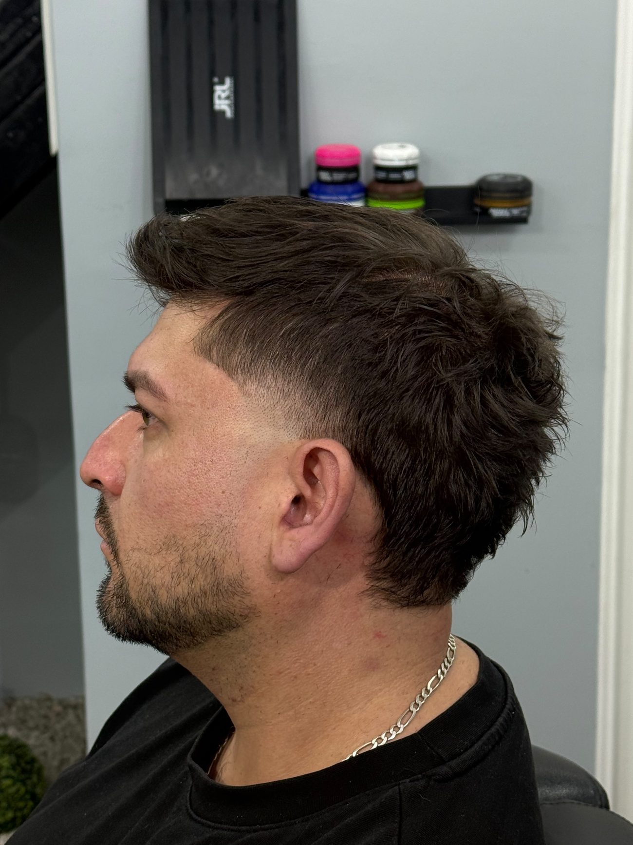 Corte de cabello con fade y estilo definido en Barberhouse
